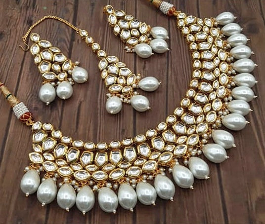 Classic kundan necklace with earrings and maangtika (pearl)